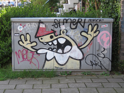829820 Afbeelding van graffiti met een Utrechtse kabouter (KBTR), op een schakelkast tussen de panden Jan van ...